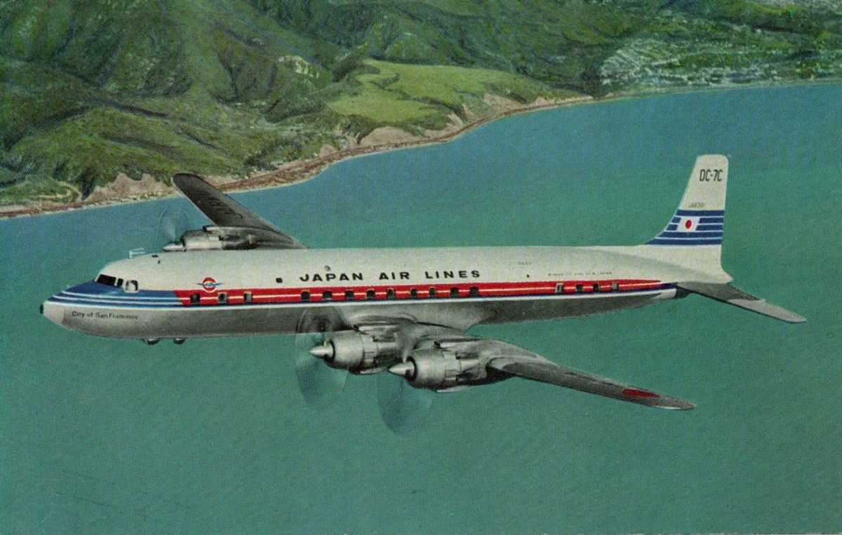 DC-7C型機。JAL公式絵葉書より。