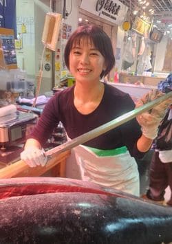 マグロを前にポーズを取る高橋李奈さん