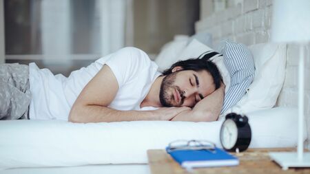 いびきがウルさいと言われたら横向きに寝ろ なんと8割の人はいびきが半減する President Online プレジデントオンライン