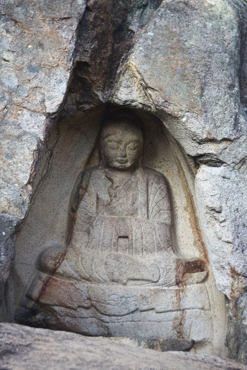 善徳女王と推定される石像