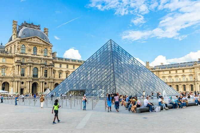パリのルーヴル美術館入り口にあるガラスのピラミッド
