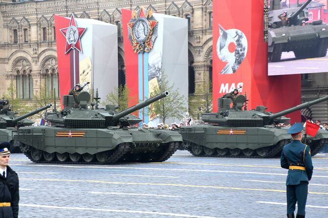 ロシア・モスクワの「赤の広場」を走行する戦車
