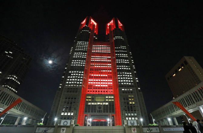 「東京アラート」が初めて発動され、赤くライトアップされた東京都庁＝2020年6月2日午後、東京都新宿区