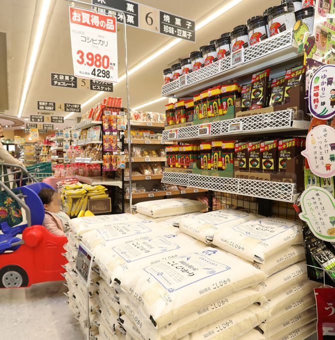 岡山県産コシヒカリを5キロ3980円（税別）で売り出しているスーパー。岡山県内のスーパーで、コシヒカリなど県産の銘柄米の値段が下がり始めた。昨年秋は新米の5キロ入りが4千円台後半（税別）だった＝2026年1月26日、岡山県岡山市