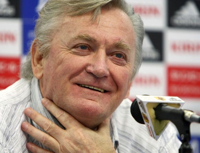 国際親善試合のカメルーン戦のメンバーを発表するサッカー日本代表のイビチャ・オシム監督(=2007年8月14日東京都文京区の日本サッカー協会)