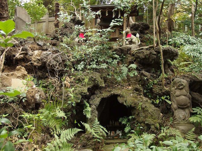 西行稲荷の真下にぽっこり開いた謎の穴