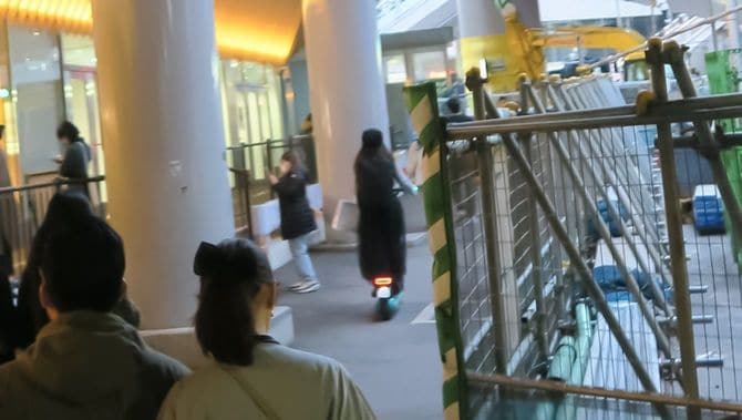 渋谷の混んだ歩道を走るLUUP