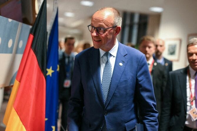 2025年6月26日、ブリュッセルで開催された欧州理事会の作業部会終了後、記者会見に臨むドイツのフリードリヒ・メルツ首相