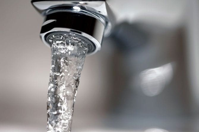 水道の蛇口から出る水