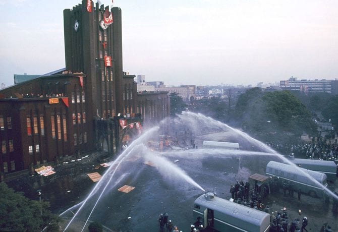 学生が立てこもる東大安田講堂に向け、放水する機動隊の車両