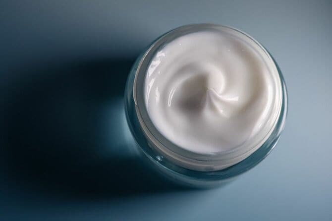 ガラス瓶の中の保湿クリーム