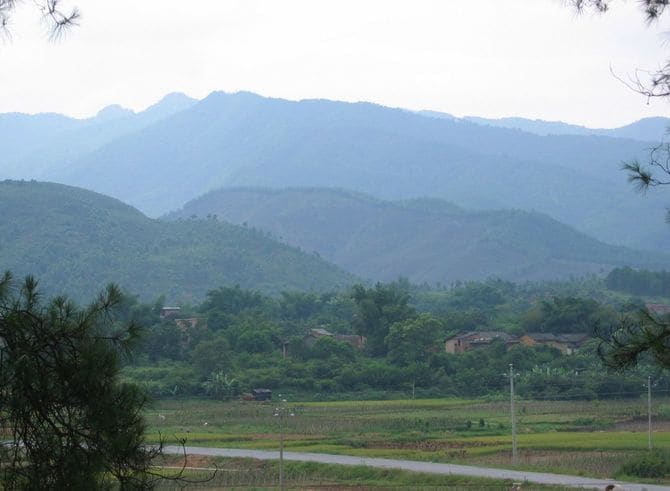 金田村の蜂起地点から紫荊山をのぞむ。菊池先生撮影。