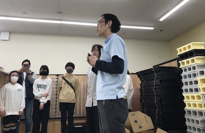 トーハンの沖田義之さん。久しぶりの書店開業支援にユニフォームを着て参加