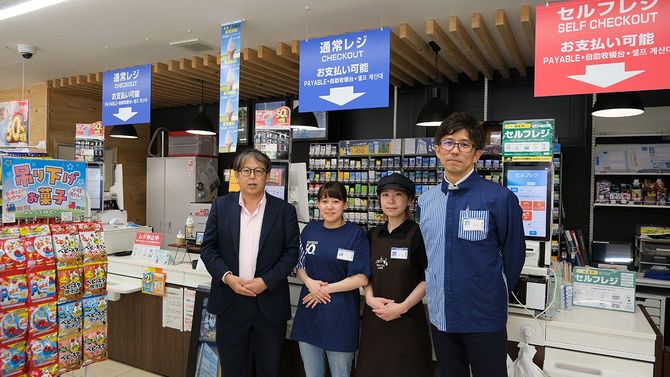 取材した渡辺さん（左）と、稚内のローソンを支えるスタッフ。右はオーナーの浅見さん