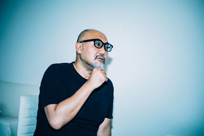 今年10月、自宅で取材に応じる経営学者の楠木建氏