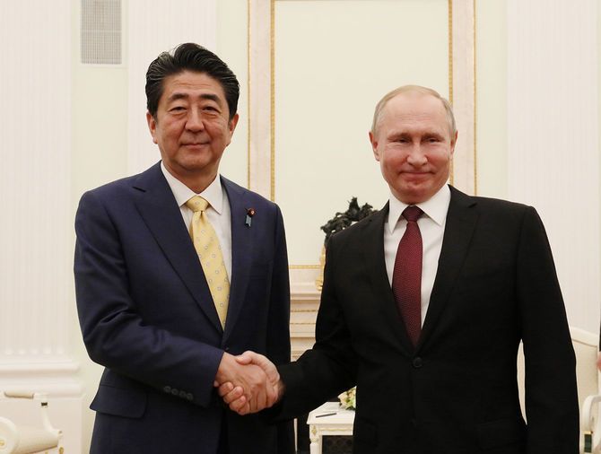 2019年1月22日、ロシアのクレムリンで、プーチン大統領と握手をする安倍総理