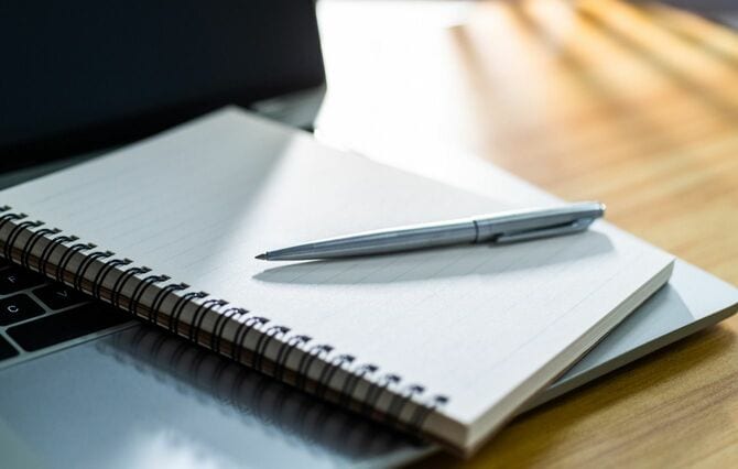 ノートPCの上に置かれたノート