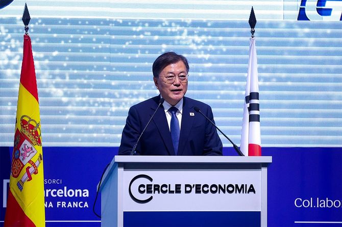 スペイン・バルセロナで開催された第36回セルクル・ド・エコノミア会議のオープニング・ディナーでスピーチする韓国の文在寅大統領=2021年6月16日