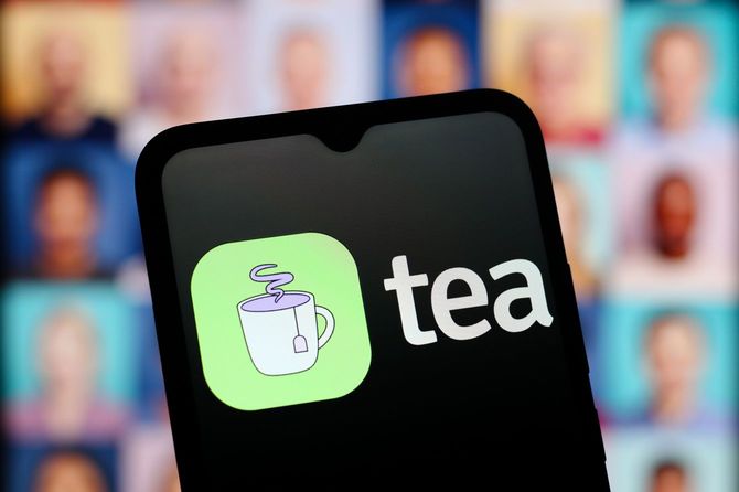 スマートフォン画面にTeaアプリのロゴが表示されている(=2025年7月30日、カナダ)