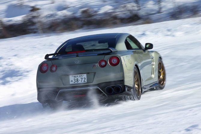 「GT-R Premium edition T-spec」試乗の様子。抽選販売を行った100台の限定車ですでに完売。V型3.8lツインターボは570PSを発生。ATTESA E-TSと呼ぶ、電子制御式の前後輪トルク配分式4WDを備える