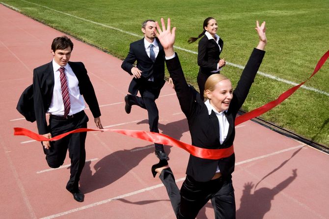 フィニッシュラインを切るビジネスマン