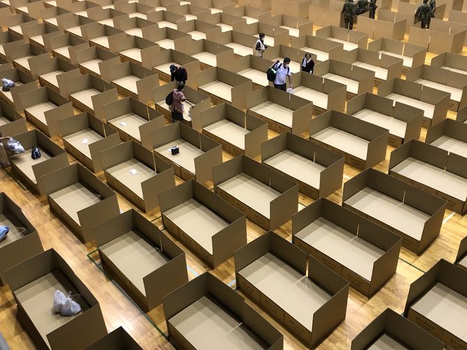 2020年7月、豪雨災害が発生した熊本県人吉市。体育館いっぱいに段ボールベッドが並んでいる。