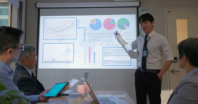 会議でプレゼンをするビジネスマン