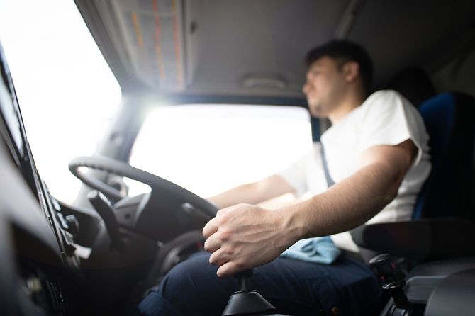トラックを運転する男性