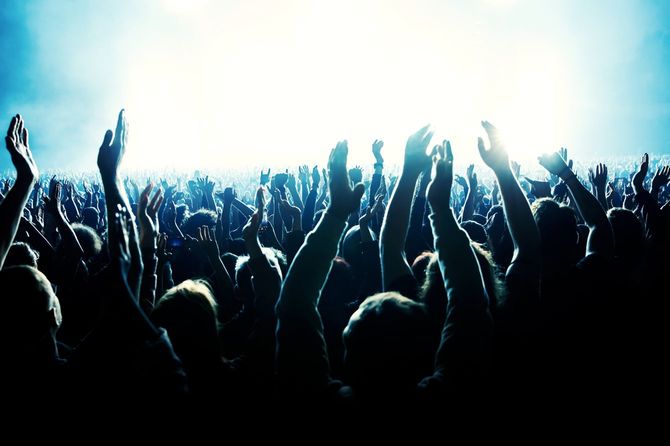 コンサート中に熱狂する観客たち