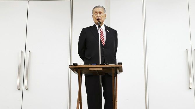 日本オリンピック委員会の女性理事増員方針をめぐる発言について記者会見する東京五輪・パラリンピック組織委員会の森喜朗会長＝4日、東京都中央区［代表撮影］