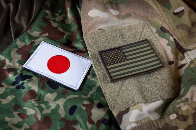 迷彩服に、日米それぞれのワッペン