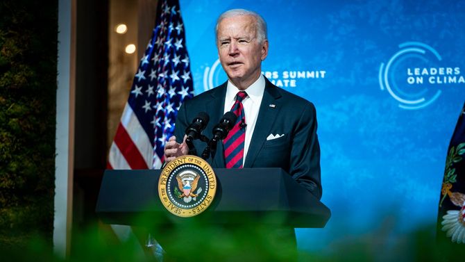 2021年4月22日、米国が主催する気候変動サミットにて、ホワイトハウスのイーストルームからスピーチを行うジョー・バイデン大統領