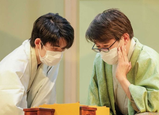 羽生善治九段（右）と藤井聡太五冠（左）