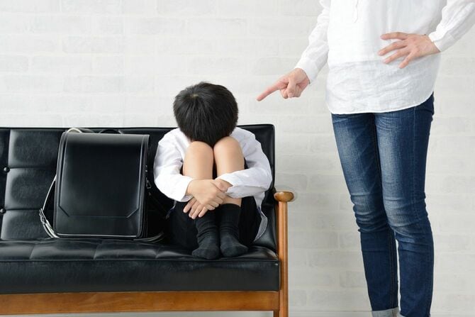 親に注意されている小学生
