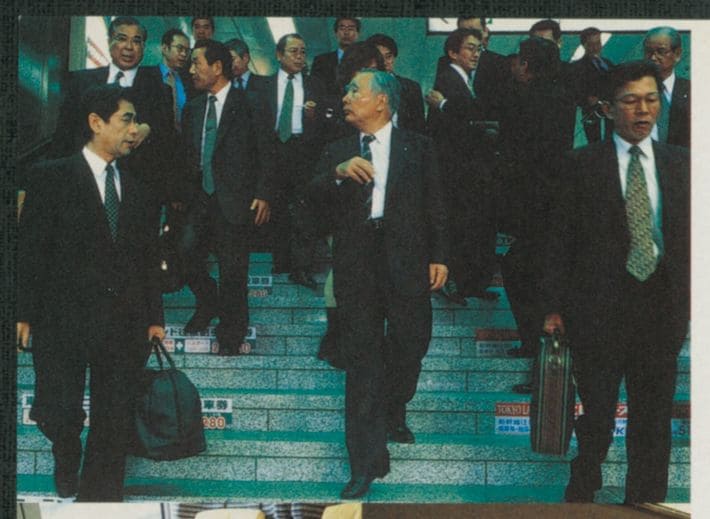 2001年4月、仙台での販売店大会に向かう鈴木修氏