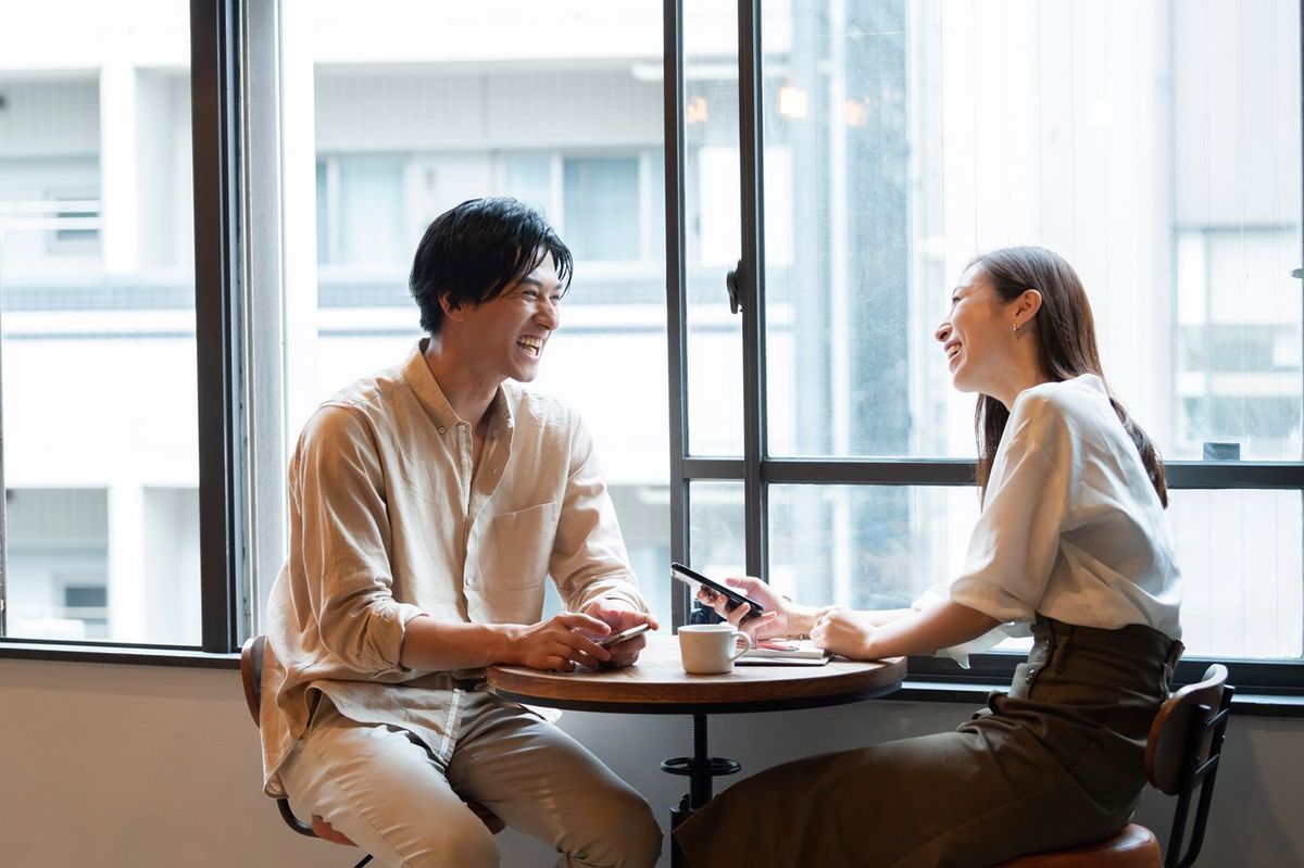 カフェで楽しい会話をしているカップル