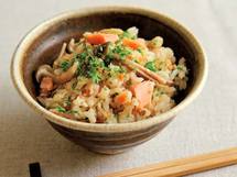秋の味覚がてんこ盛り！ バターが香る「鮭ときのこの炊き込みご飯」のレシピ