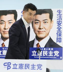 開票センターに入る立憲民主党の泉健太代表＝2022年7月10日、東京都千代田区