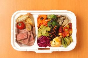 試行錯誤の末に開発された20品目彩り野菜と藁燻焼き大和牛ローストビーフ弁当