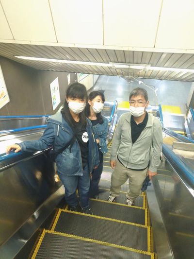 林姫良さん（写真左）と父の正和さん（右）、母の太佳子さん