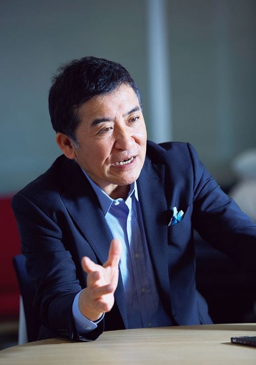 高岡 本州(たかおか・もとくに)エアウィーヴ代表取締役会長兼社長。 1960年、愛知県生まれ。83年名古屋大学工学部応用物理学科卒業後、慶應義塾大学大学院経営管理研究科修士課程修了(MBA)。85年、日本高圧電気入社。87年スタンフォード大学大学院経済システム工学科修士課程修了。日本高圧電気取締役を経て、2004年中部化学機械製作所(現エアウィーヴ)設立。