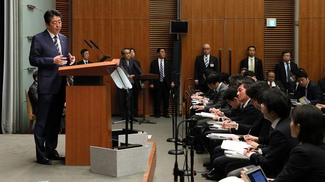 2月29日に首相官邸で開かれた安倍首相の記者会見
