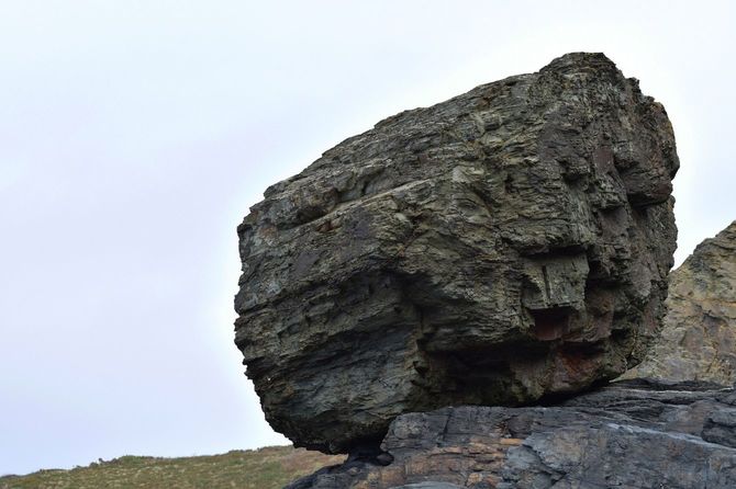 崖の上で風化した巨石