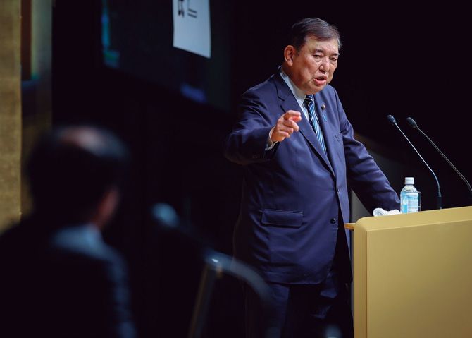 12月27日の内外情勢調査会で講演する石破茂首相