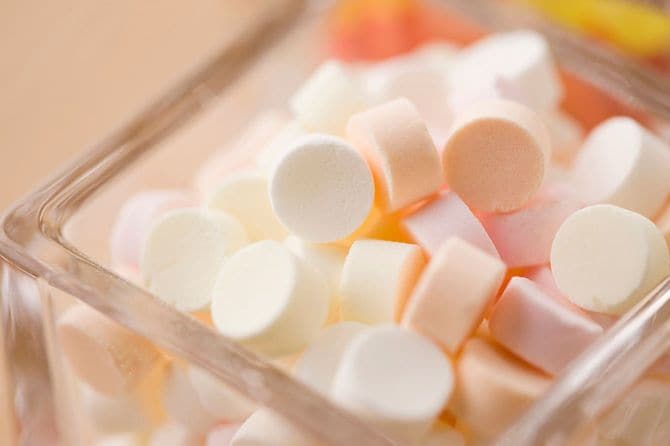 ガラスの容器に入ったラムネ菓子