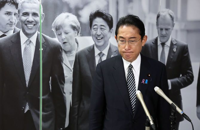 安倍晋三写真展を鑑賞後、涙ぐみながら報道陣の取材に応じる岸田文雄首相＝2022年11月24日午後、東京都港区の東京タワー［代表撮影］