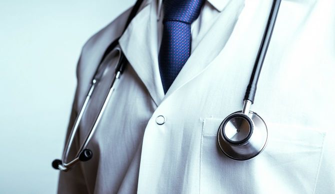 聴診器をかけた白衣の人