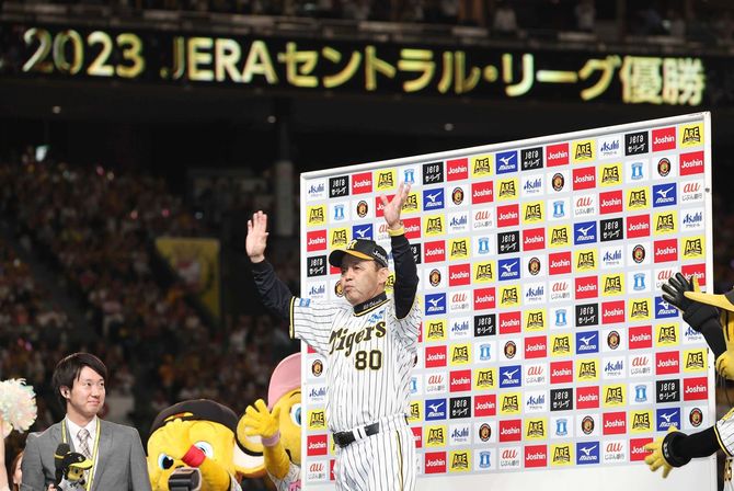 18年ぶりのリーグ優勝を決め、インタビューに答える阪神の岡田彰布監督（＝2023年9月14日、甲子園）