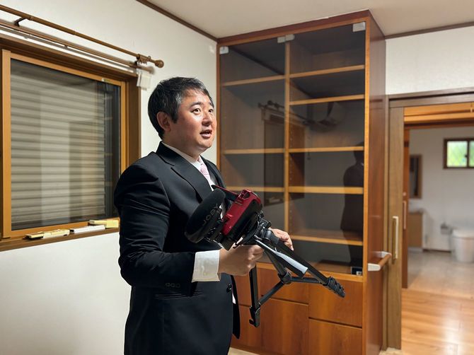 機材を配置する児玉さん
