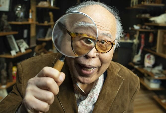 角川武蔵野ミュージアム「荒俣ワンダー秘宝館」にてポーズを取る筆者。